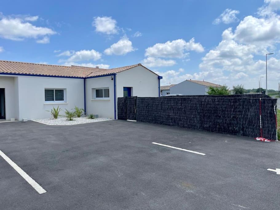 Studio Independant 4 Personnes Pisany Exterior photo