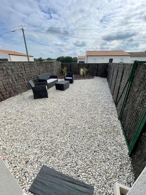 Studio Independant 4 Personnes Pisany Exterior photo